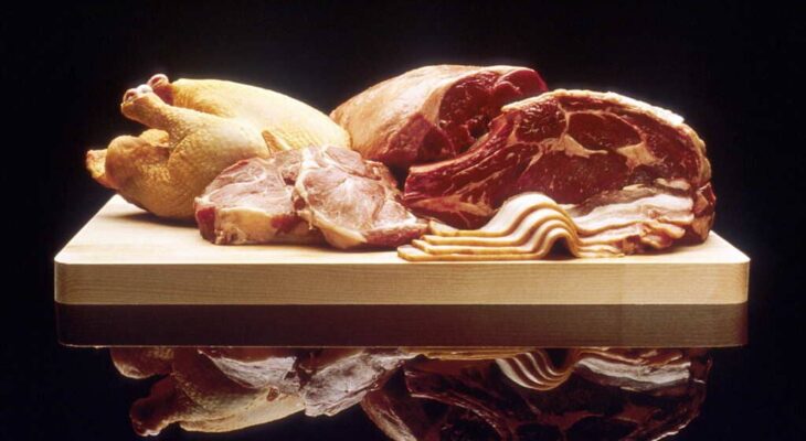 Carne vs pollo: Comparación, valores nutricionales y más